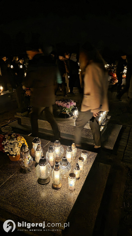 Droga krzyżowa wśród zniczy na Wszystkich Świętych