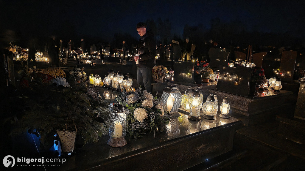 Droga krzyżowa wśród zniczy na Wszystkich Świętych