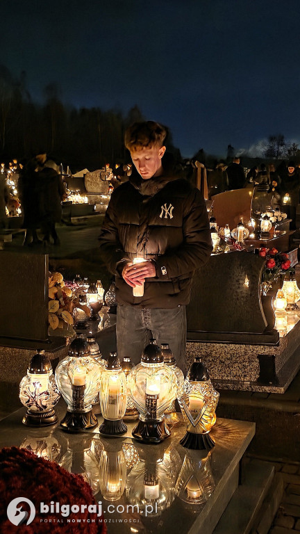 Droga krzyżowa wśród zniczy na Wszystkich Świętych