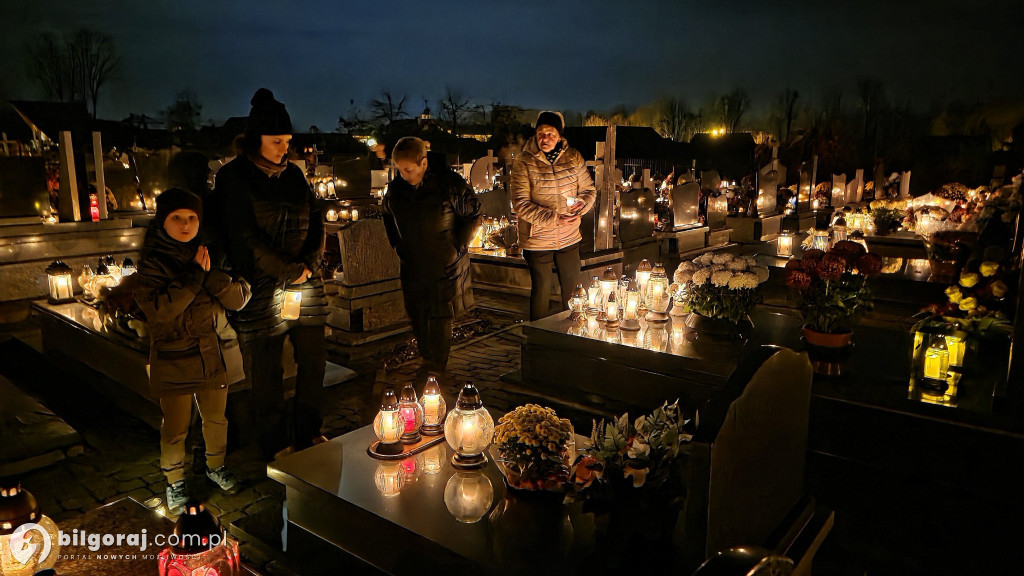 Droga krzyżowa wśród zniczy na Wszystkich Świętych