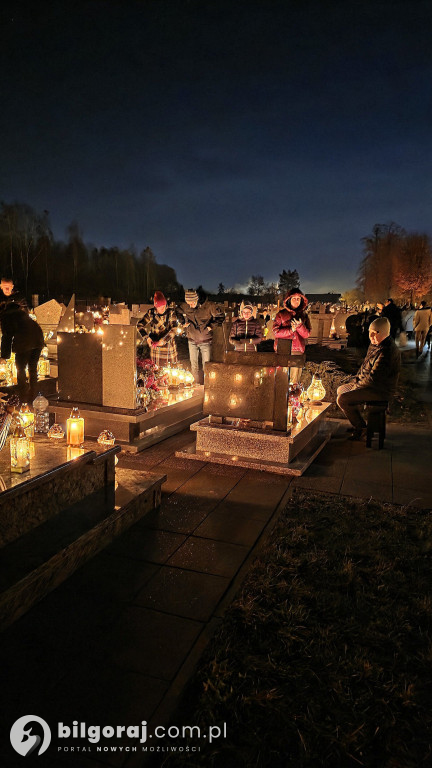 Droga krzyżowa wśród zniczy na Wszystkich Świętych