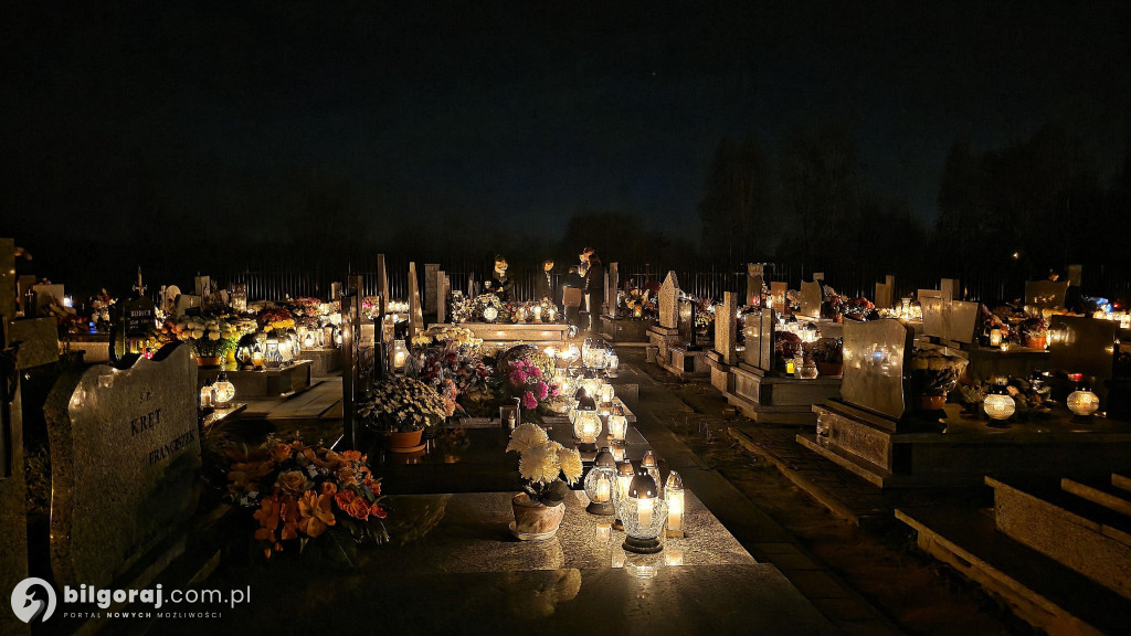 Droga krzyżowa wśród zniczy na Wszystkich Świętych
