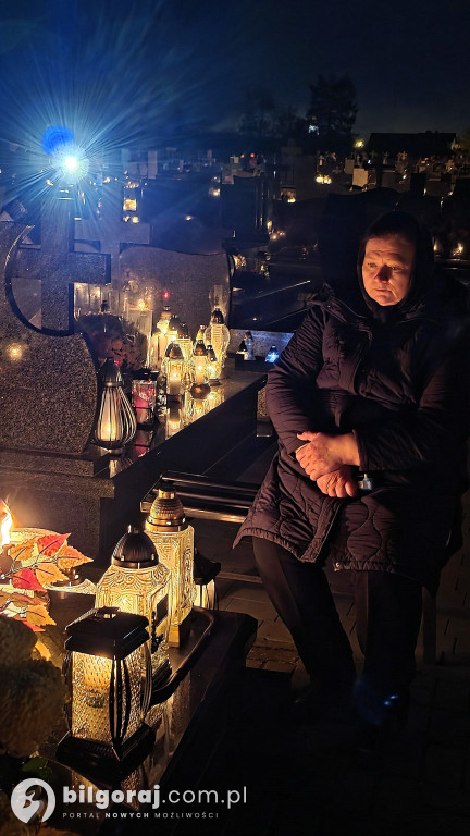 Droga krzyżowa wśród zniczy na Wszystkich Świętych