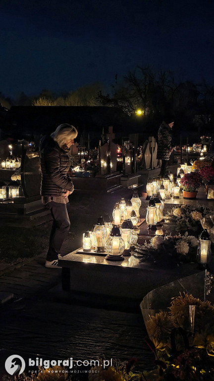 Droga krzyżowa wśród zniczy na Wszystkich Świętych