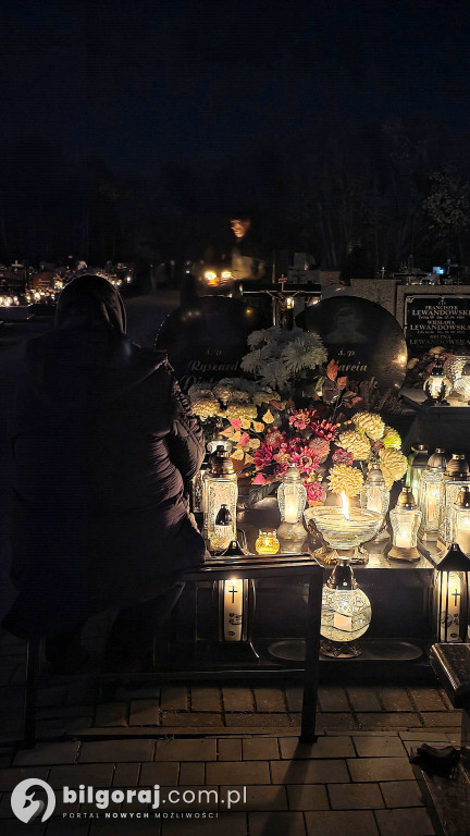 Droga krzyżowa wśród zniczy na Wszystkich Świętych