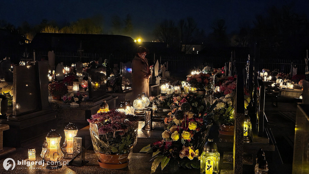 Droga krzyżowa wśród zniczy na Wszystkich Świętych