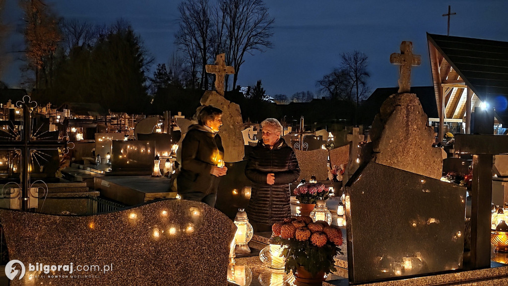 Droga krzyżowa wśród zniczy na Wszystkich Świętych