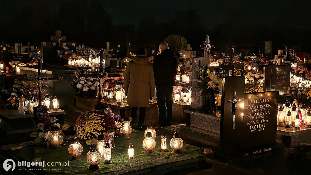 Droga krzyżowa wśród zniczy na Wszystkich Świętych