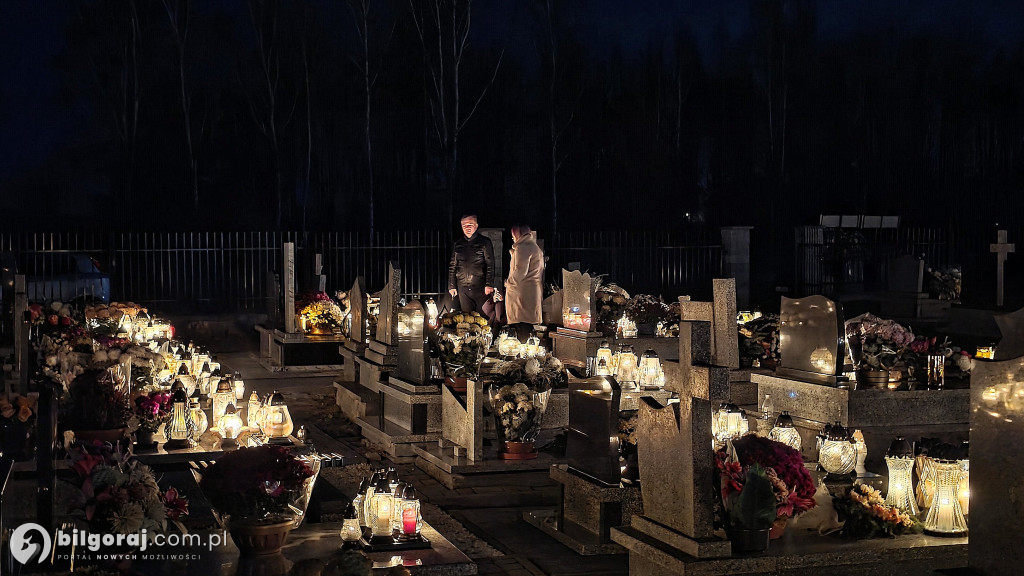 Droga krzyżowa wśród zniczy na Wszystkich Świętych