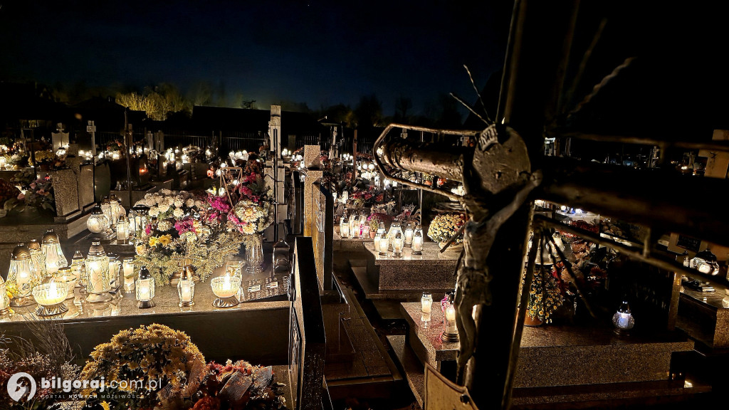 Droga krzyżowa wśród zniczy na Wszystkich Świętych