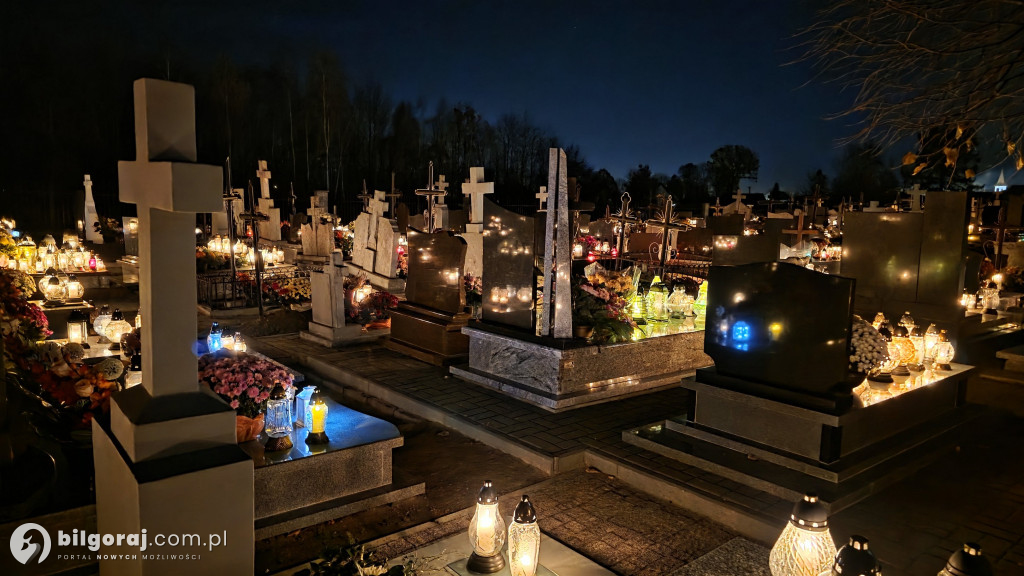 Droga krzyżowa wśród zniczy na Wszystkich Świętych