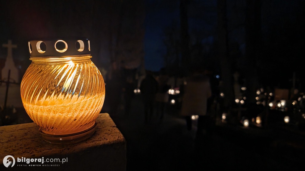 Droga krzyżowa wśród zniczy na Wszystkich Świętych
