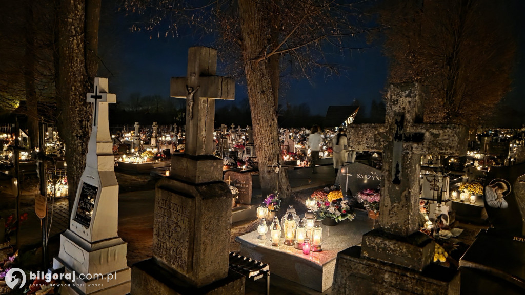 Droga krzyżowa wśród zniczy na Wszystkich Świętych