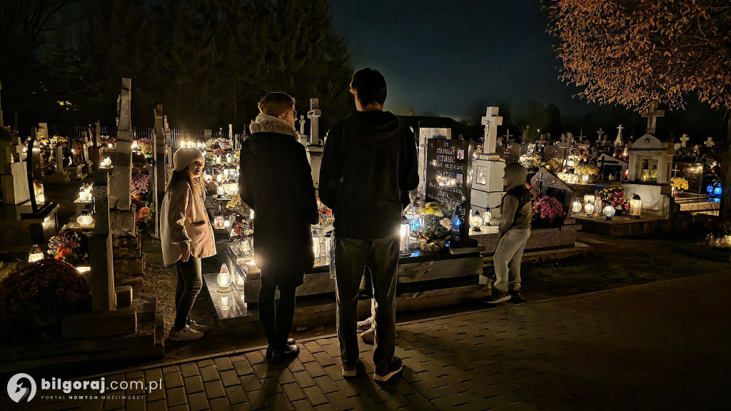 Droga krzyżowa wśród zniczy na Wszystkich Świętych