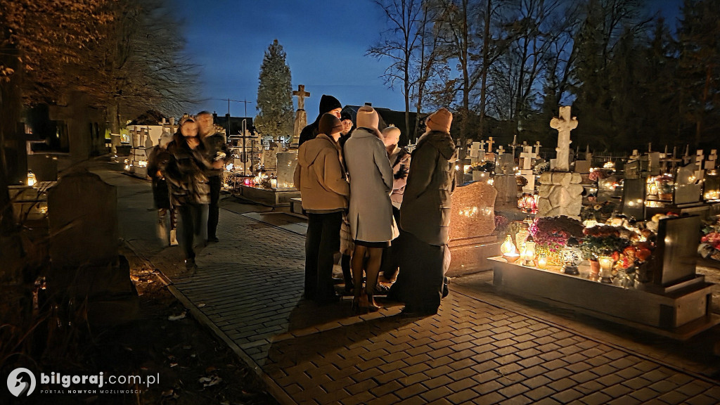 Droga krzyżowa wśród zniczy na Wszystkich Świętych