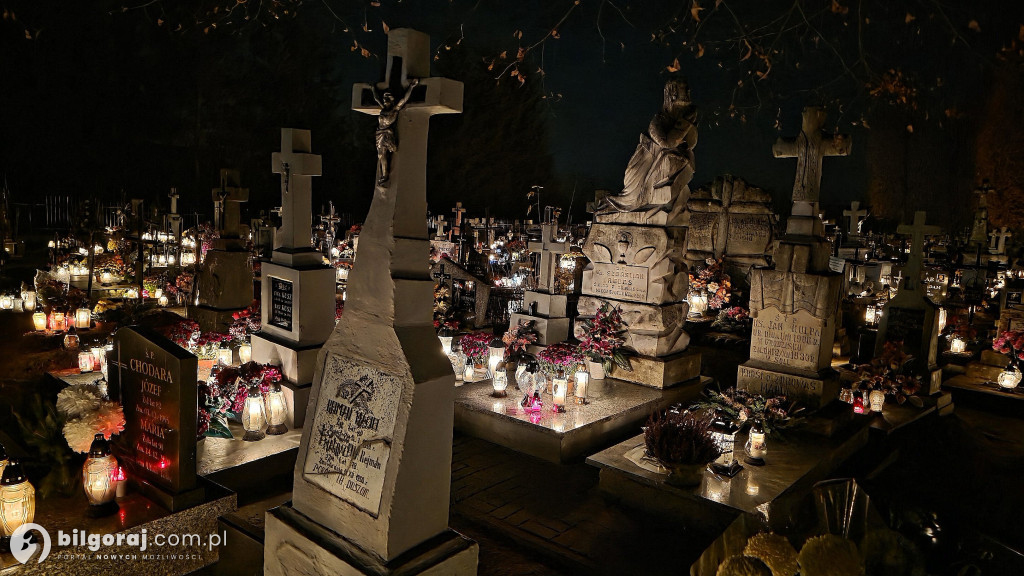 Droga krzyżowa wśród zniczy na Wszystkich Świętych