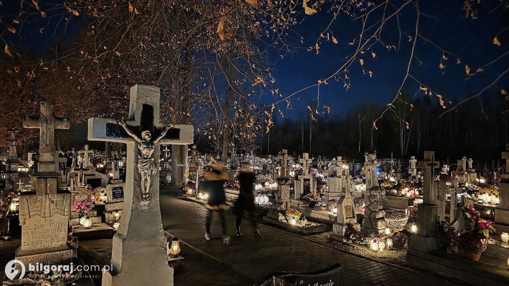 Droga krzyżowa wśród zniczy na Wszystkich Świętych