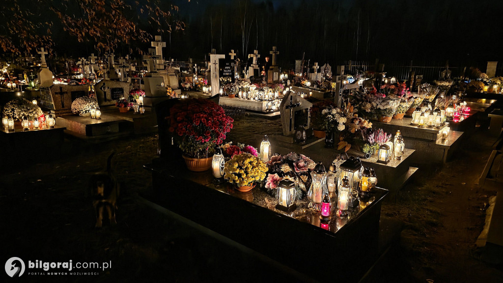 Droga krzyżowa wśród zniczy na Wszystkich Świętych