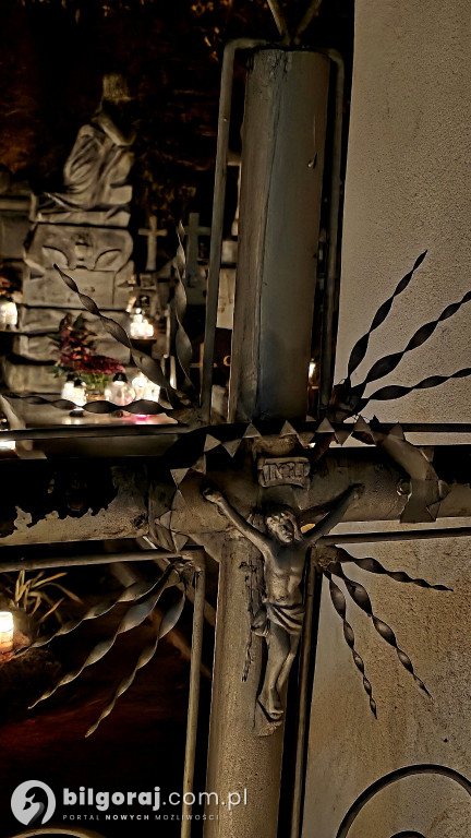 Droga krzyżowa wśród zniczy na Wszystkich Świętych