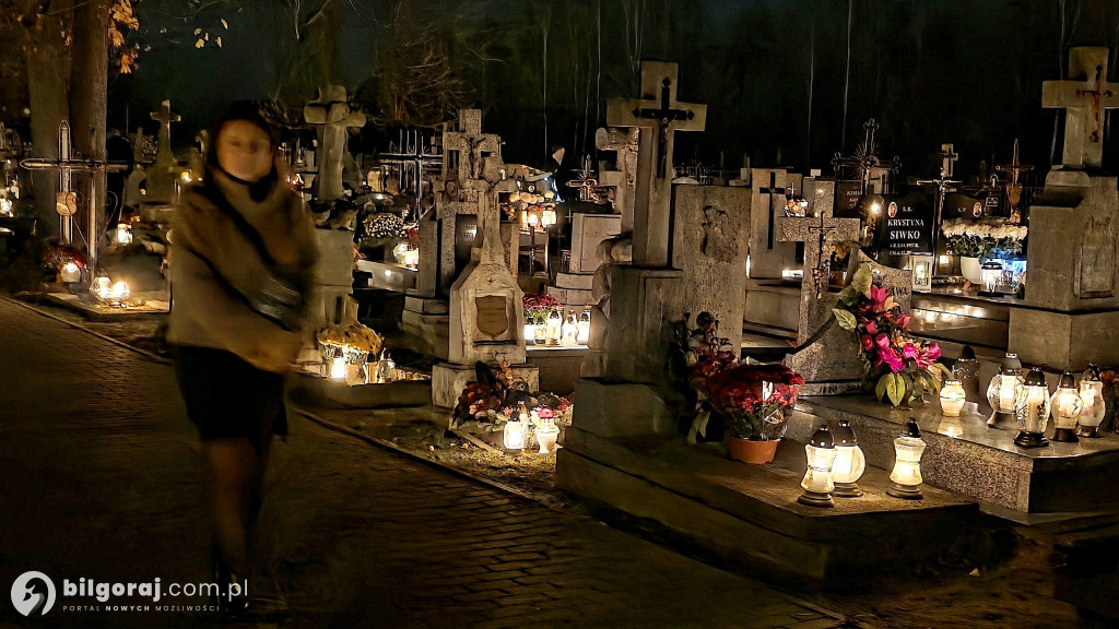 Droga krzyżowa wśród zniczy na Wszystkich Świętych