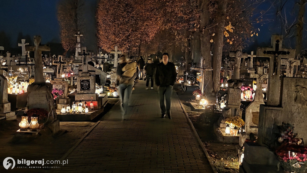 Droga krzyżowa wśród zniczy na Wszystkich Świętych