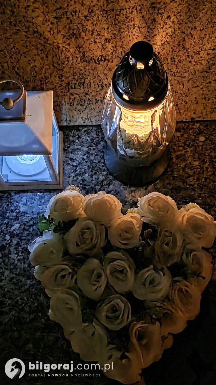 Droga krzyżowa wśród zniczy na Wszystkich Świętych