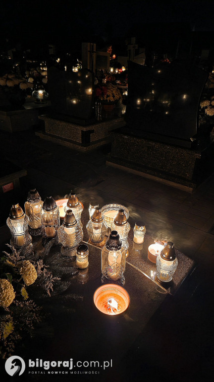 Droga krzyżowa wśród zniczy na Wszystkich Świętych