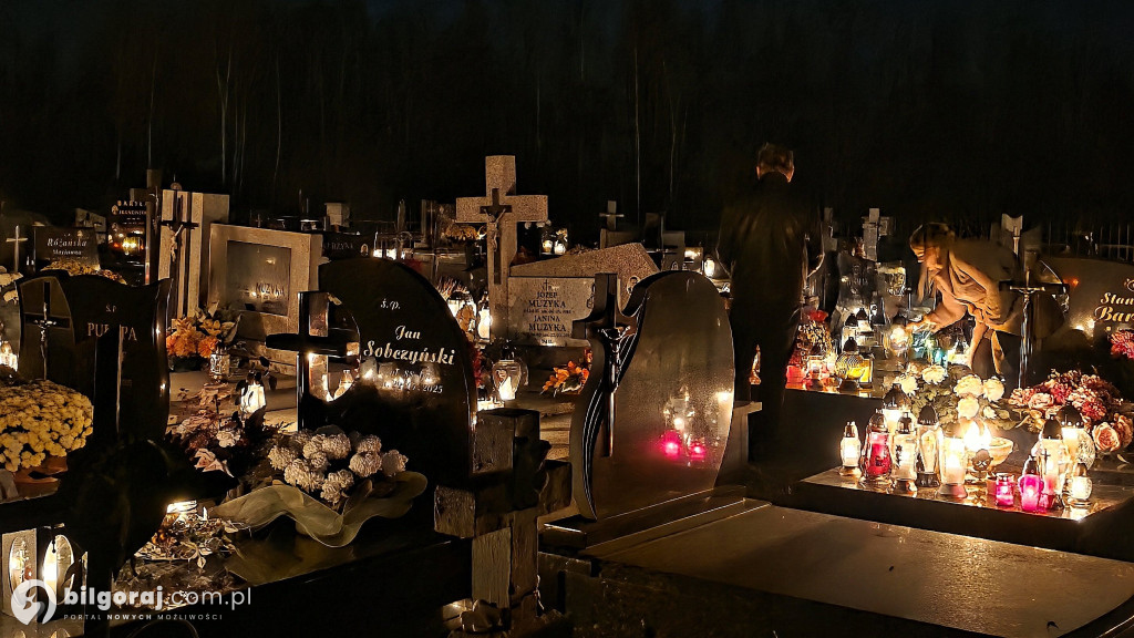 Droga krzyżowa wśród zniczy na Wszystkich Świętych