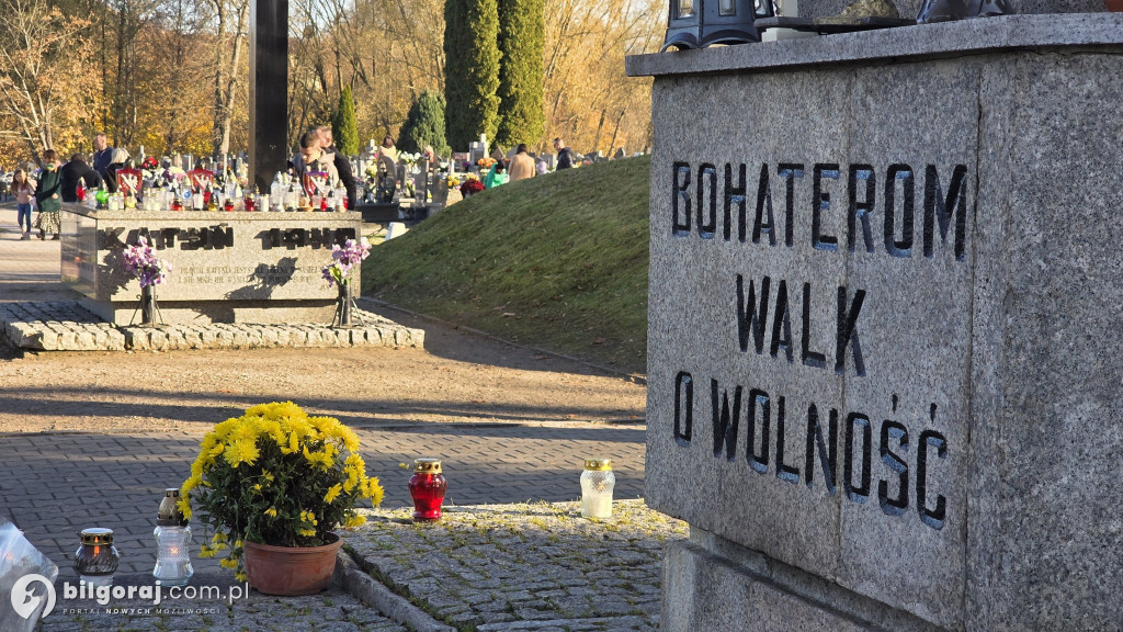 Droga krzyżowa wśród zniczy na Wszystkich Świętych