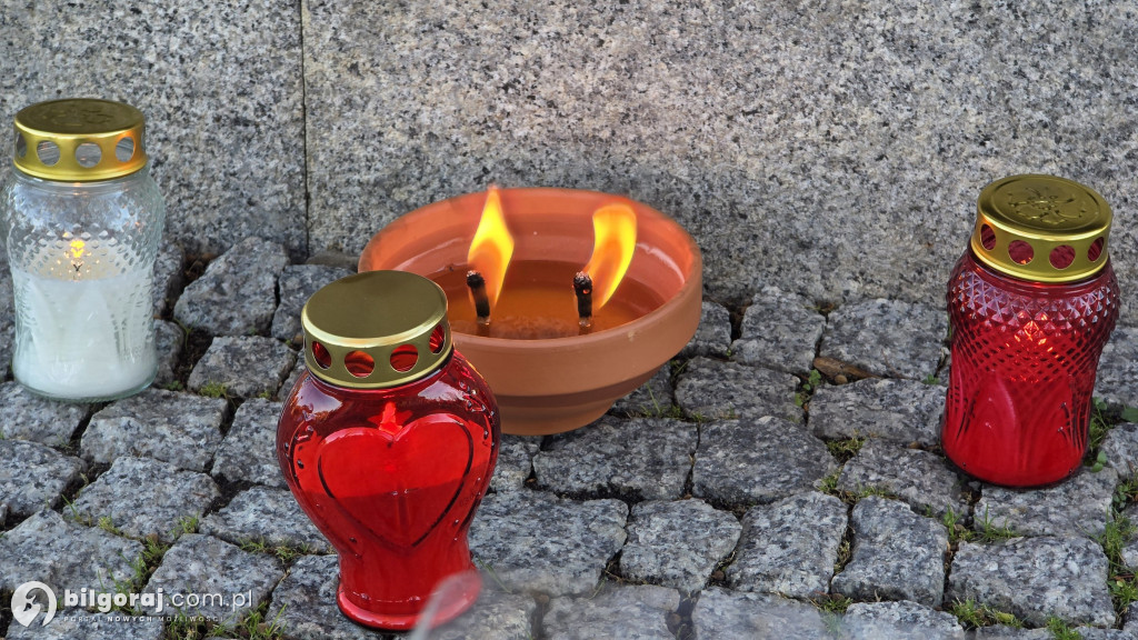 Droga krzyżowa wśród zniczy na Wszystkich Świętych