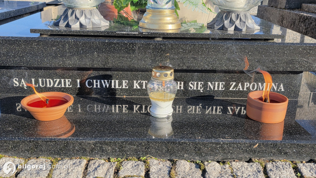 Droga krzyżowa wśród zniczy na Wszystkich Świętych