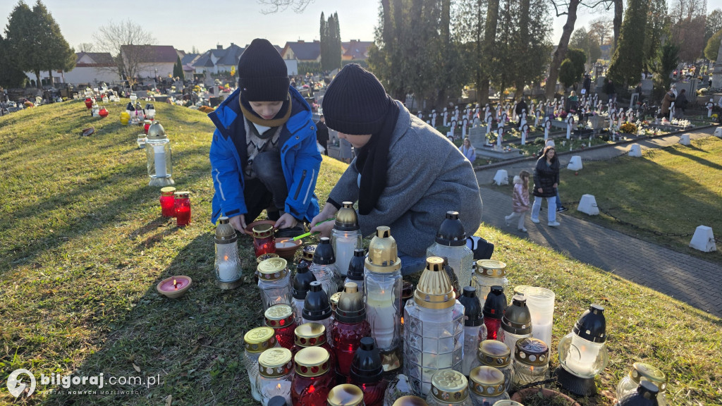 Droga krzyżowa wśród zniczy na Wszystkich Świętych