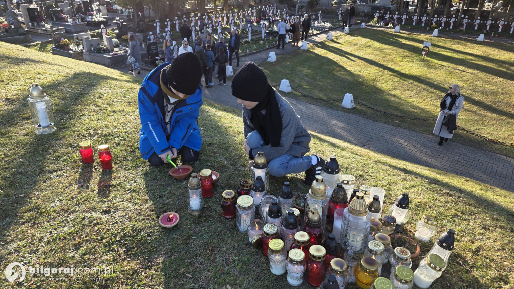 Droga krzyżowa wśród zniczy na Wszystkich Świętych