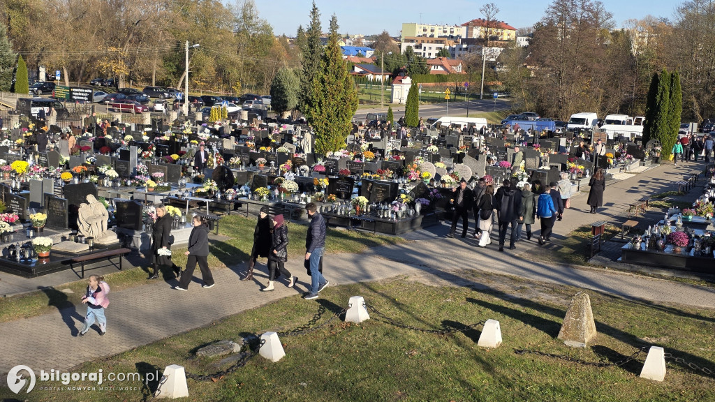 Droga krzyżowa wśród zniczy na Wszystkich Świętych