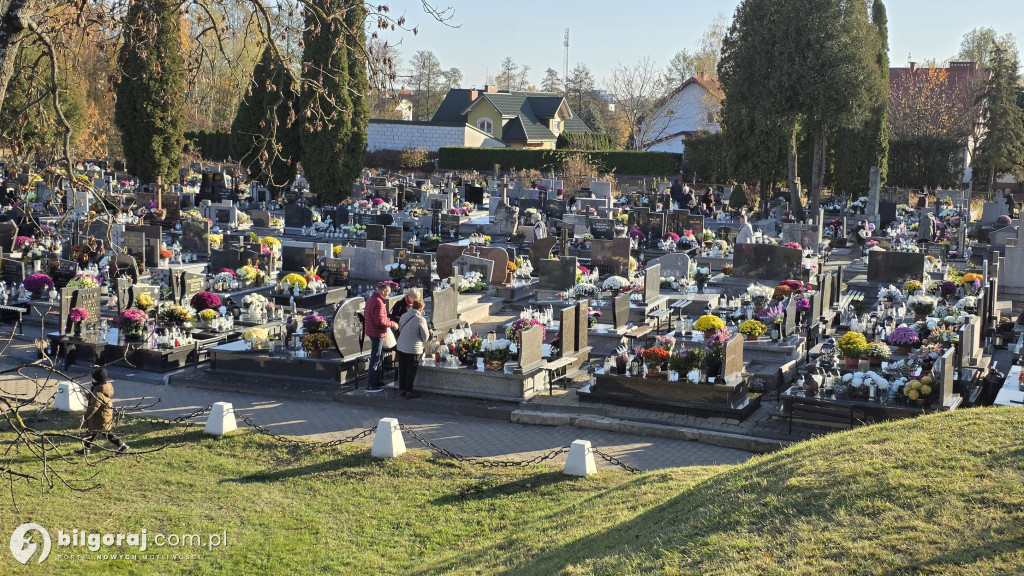 Droga krzyżowa wśród zniczy na Wszystkich Świętych