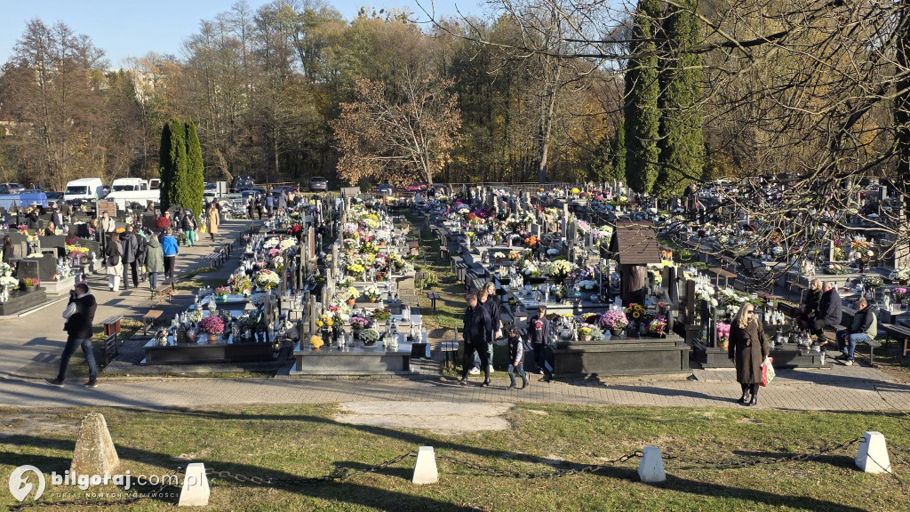 Droga krzyżowa wśród zniczy na Wszystkich Świętych
