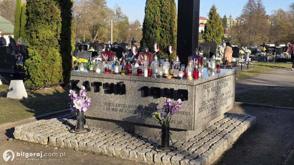 Droga krzyżowa wśród zniczy na Wszystkich Świętych