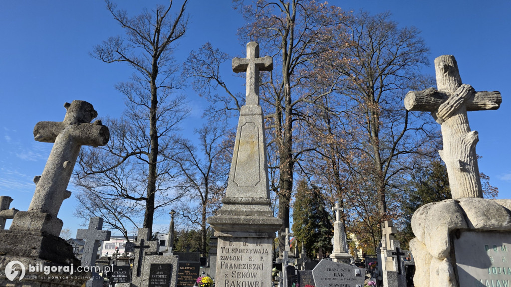 Droga krzyżowa wśród zniczy na Wszystkich Świętych