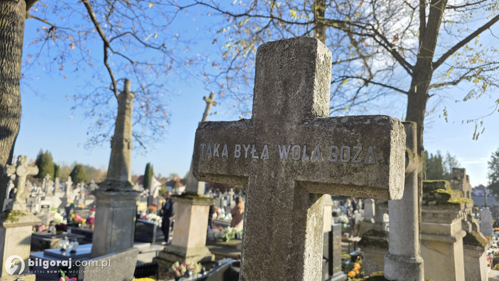 Droga krzyżowa wśród zniczy na Wszystkich Świętych