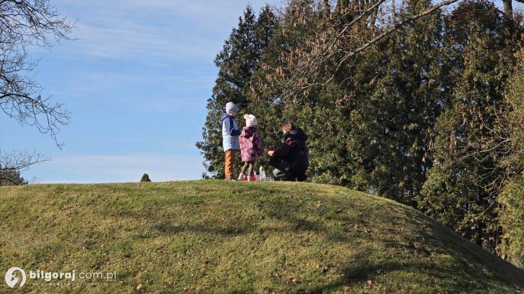 Droga krzyżowa wśród zniczy na Wszystkich Świętych