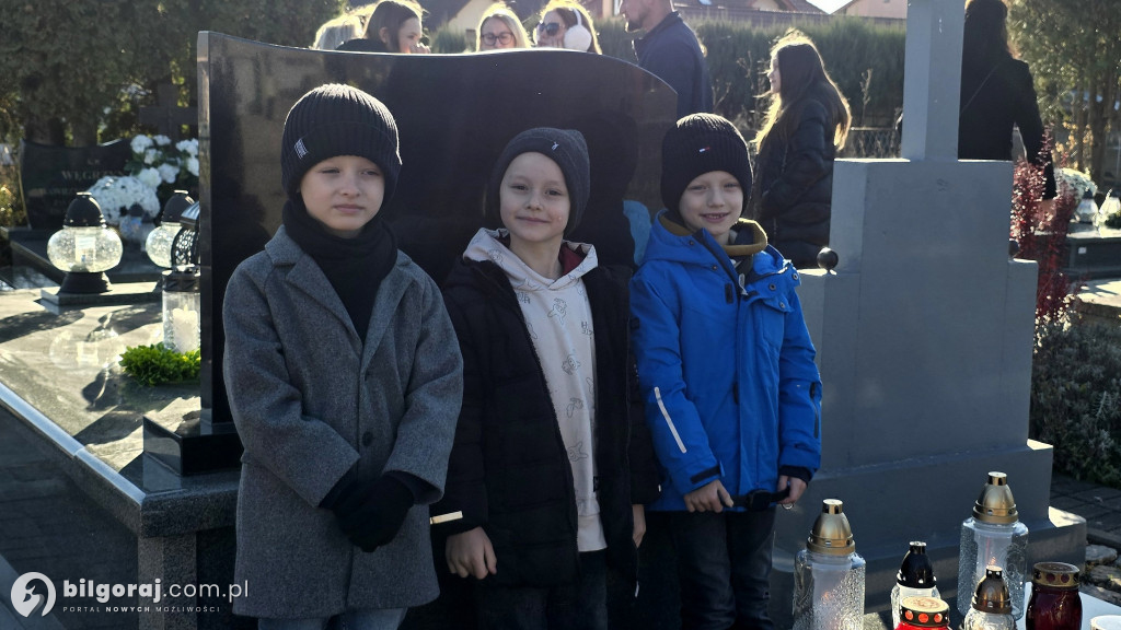 Droga krzyżowa wśród zniczy na Wszystkich Świętych