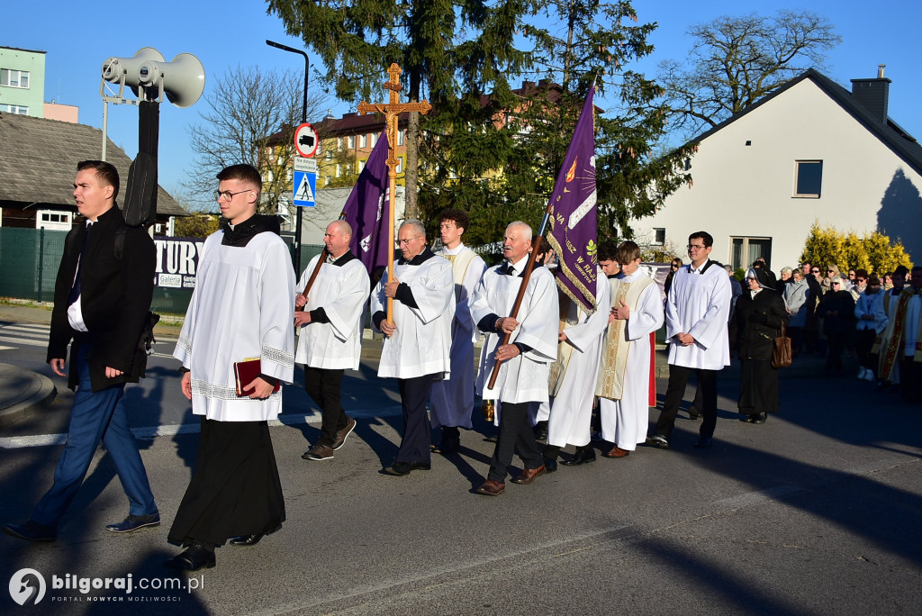 Uroczystość Wszystkich Świętych w Biłgoraju. Procesja w sanktuarium