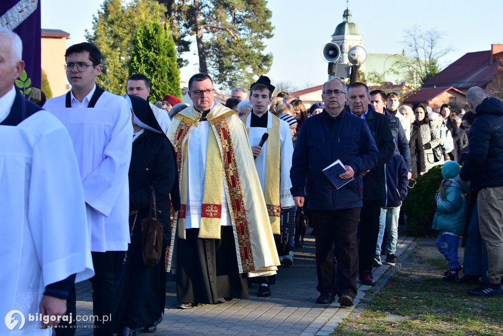 Uroczystość Wszystkich Świętych w Biłgoraju. Procesja w sanktuarium