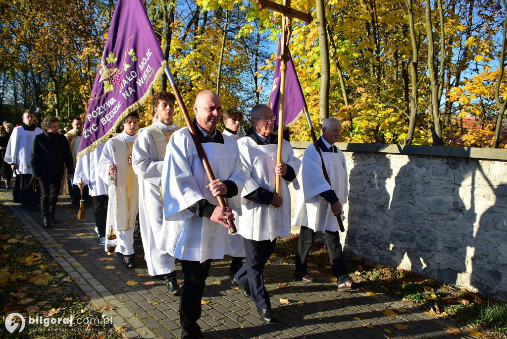 Uroczystość Wszystkich Świętych w Biłgoraju. Procesja w sanktuarium