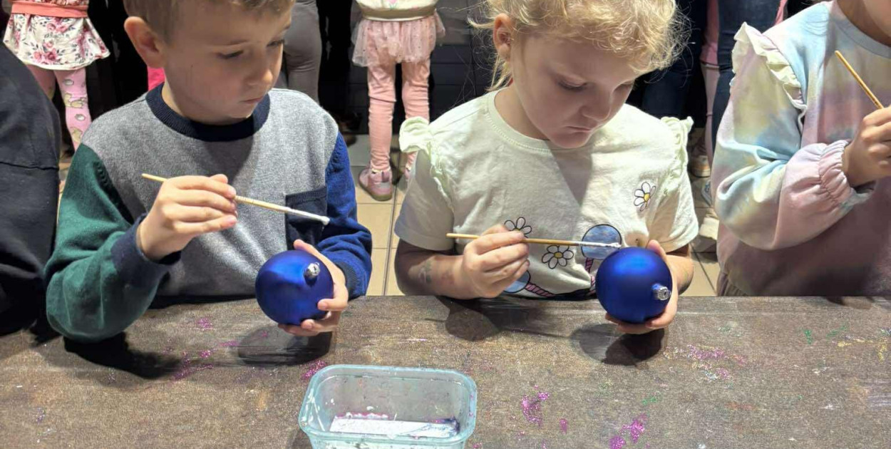 Jak powstają bombki? Wycieczka przedszkolaków z Biłgoraja