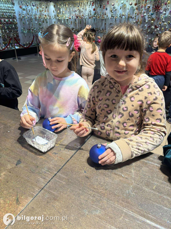 Jak powstają bombki? Wycieczka przedszkolaków z Biłgoraja