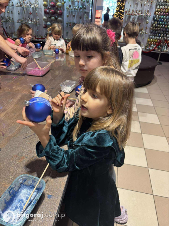 Jak powstają bombki? Wycieczka przedszkolaków z Biłgoraja