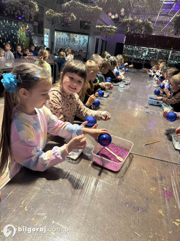 Jak powstają bombki? Wycieczka przedszkolaków z Biłgoraja