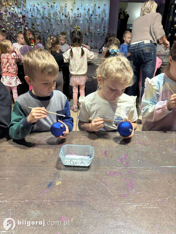 Jak powstają bombki? Wycieczka przedszkolaków z Biłgoraja
