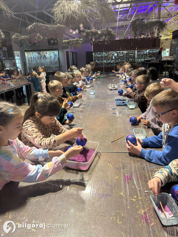 Jak powstają bombki? Wycieczka przedszkolaków z Biłgoraja